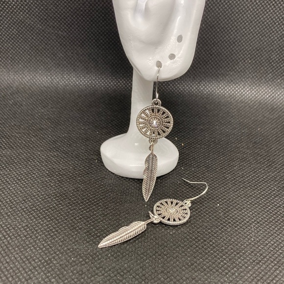 *BOGO Free* Silver Feather Earrings - Picture 1 of 1